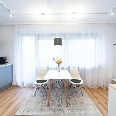 Mit Balkon Und Privatparkplatz Apartament